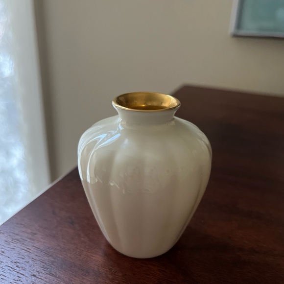 Lenox Mini Bud Ribbed Vase 24K Gold Trim Cream - Picture 4 of 4